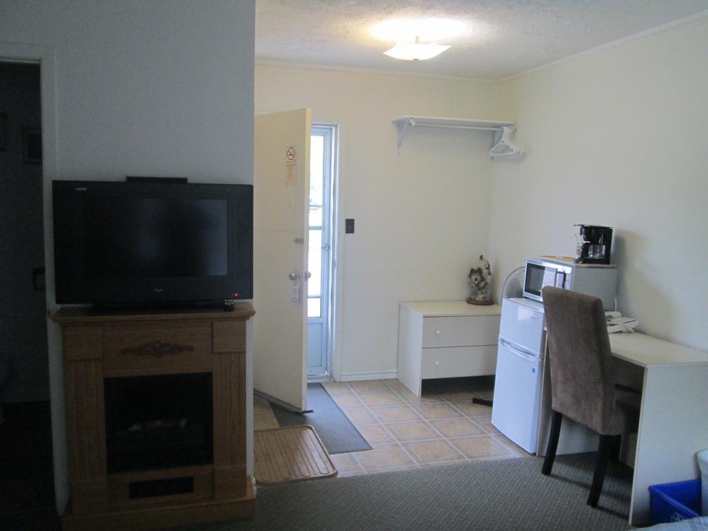 Edgewater Motel And Campground Temiskaming Shores Ruang foto